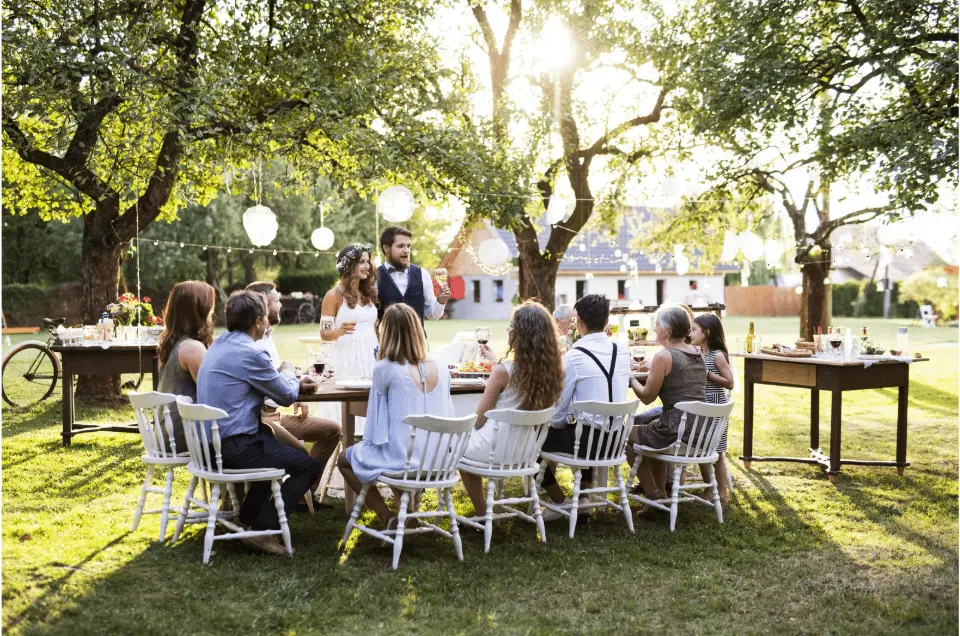 Bröllopsfest i trädgården
