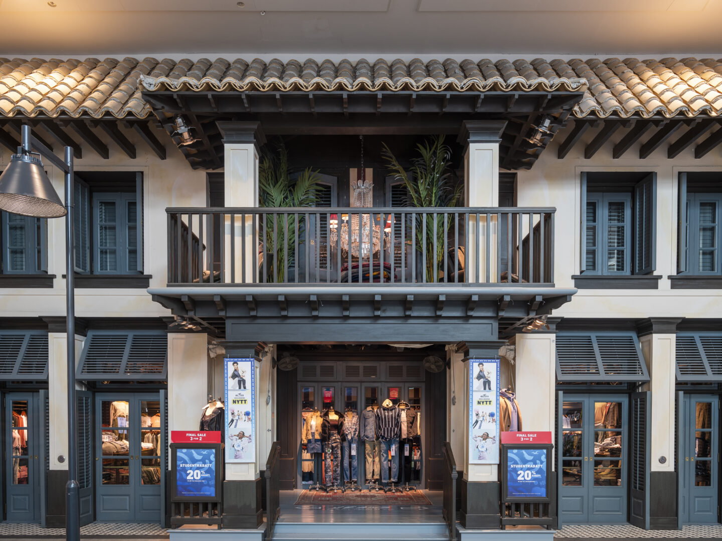 Hollister Gallerian